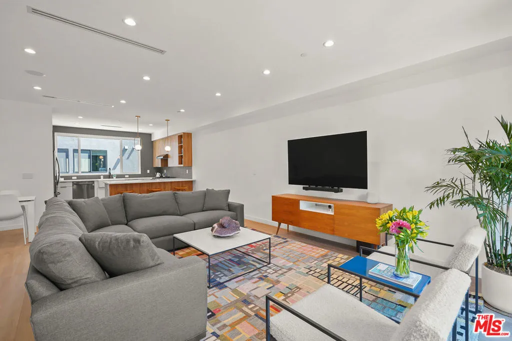 926 N Ridgewood Place, Los Angeles, California 90038 home-pic-5